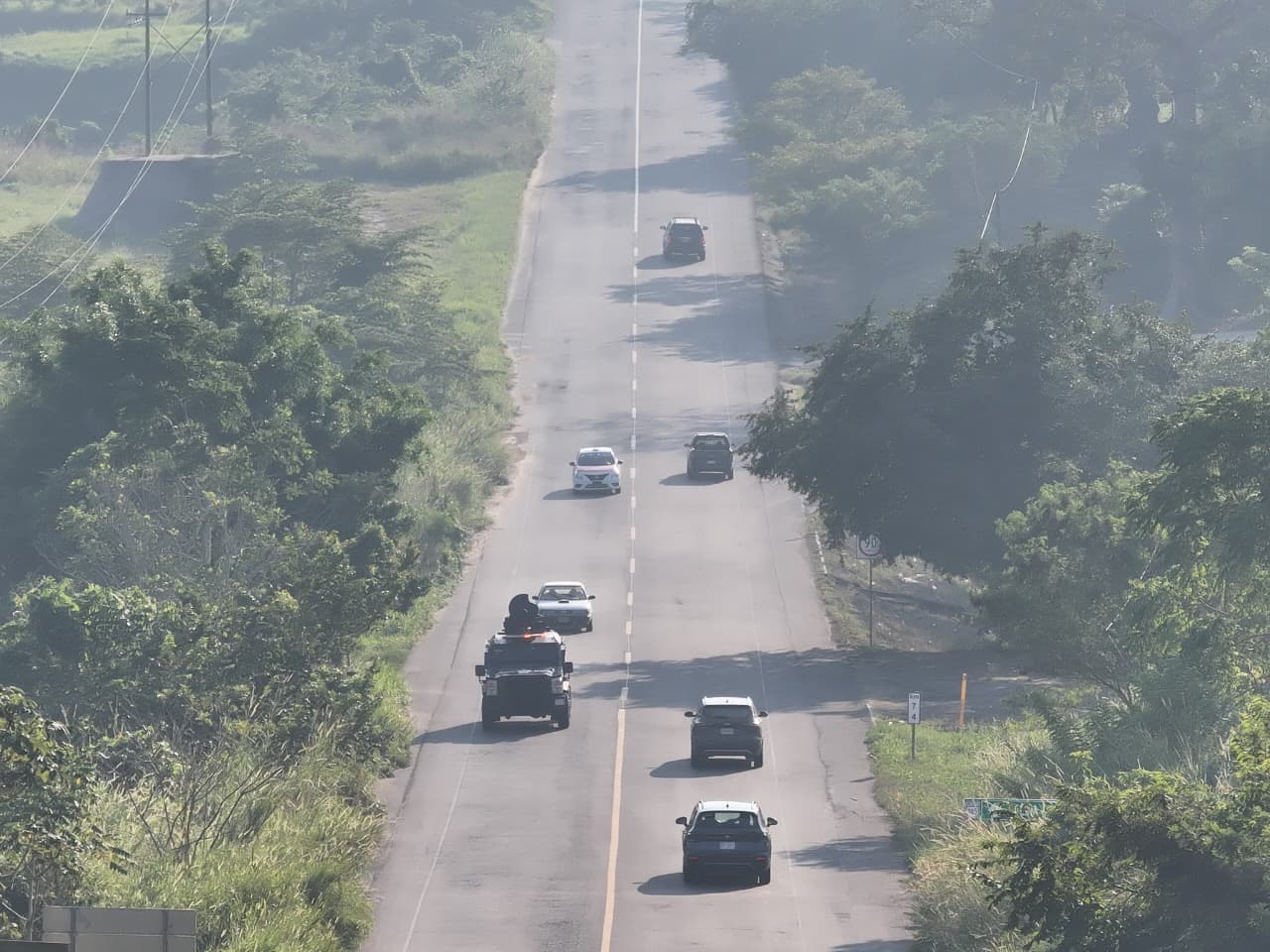 Mantiene SSP operativo para inhibir el delito en la zona sur de Veracruz Xalapa, Ver., viernes 09 de enero del 2026.– Cerca de 300 elementos de fuerzas federales y estatales refuerzan la seguridad en los municipios de Sayula de Alemán y Coatzacoalcos, como parte de la Estrategia Nacional de Seguridad. Las secretarías de Seguridad Pública, Marina, Defensa Nacional, así como Guardia Nacional, implementan acciones de vigilancia y prevención orientadas a reducir la incidencia delictiva, inhibir delitos de alto impacto y fortalecer la presencia institucional en el territorio. Las acciones contemplan patrullajes constantes y aleatorios en distintos sectores de ambos municipios, con especial atención en colonias y localidades con mayor incidencia delictiva, a fin de mejorar la tranquilidad y confianza para la población. El operativo se mantendrá de manera permanente, en coordinación con los gobiernos municipales, con el propósito de disuadir conductas delictivas, reducir los índices de criminalidad y garantizar la seguridad de la población.