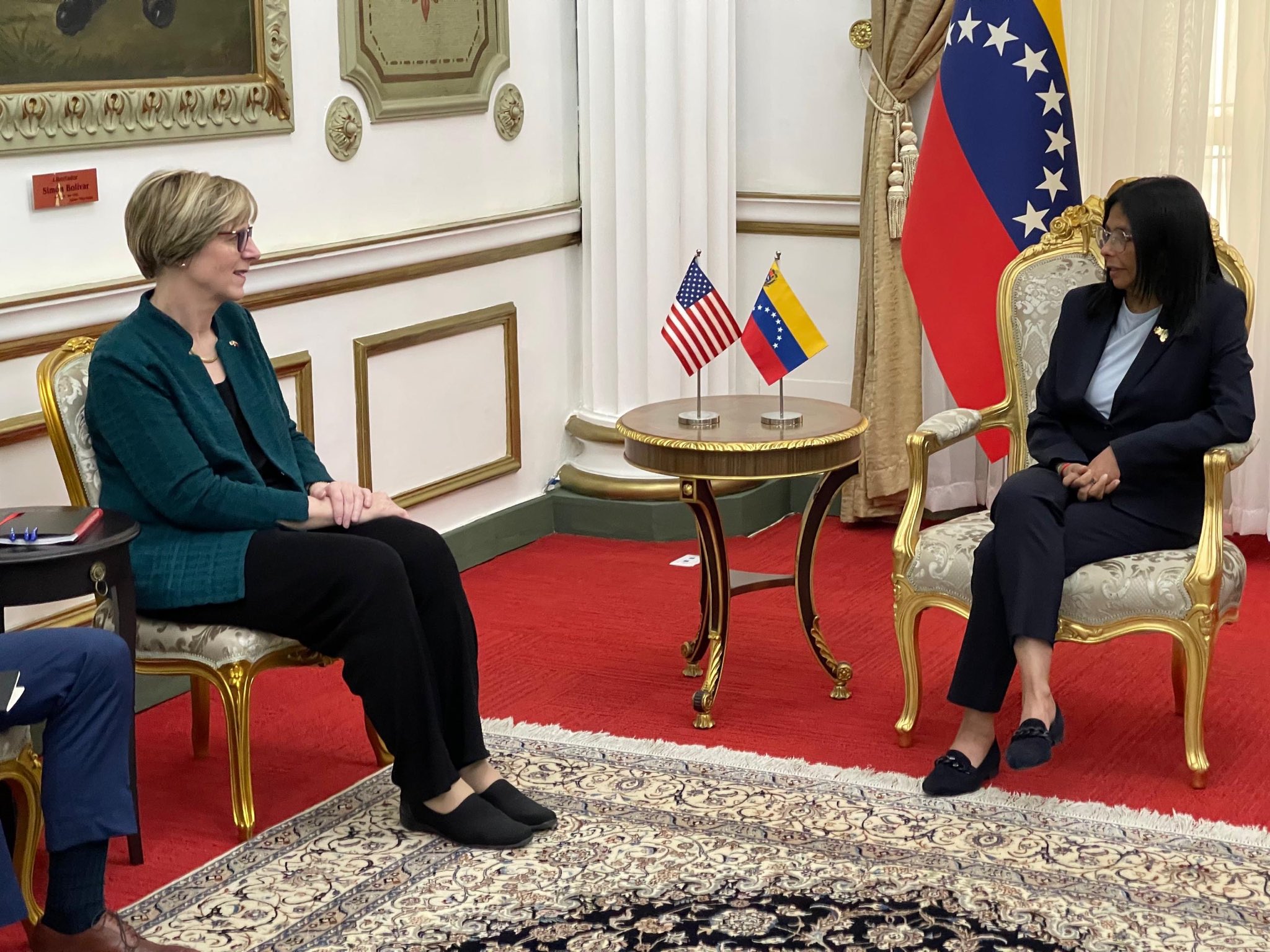 Representante de negocios de EUA en Venezuela se reúne con Delcy Rodriguez en Miraflores