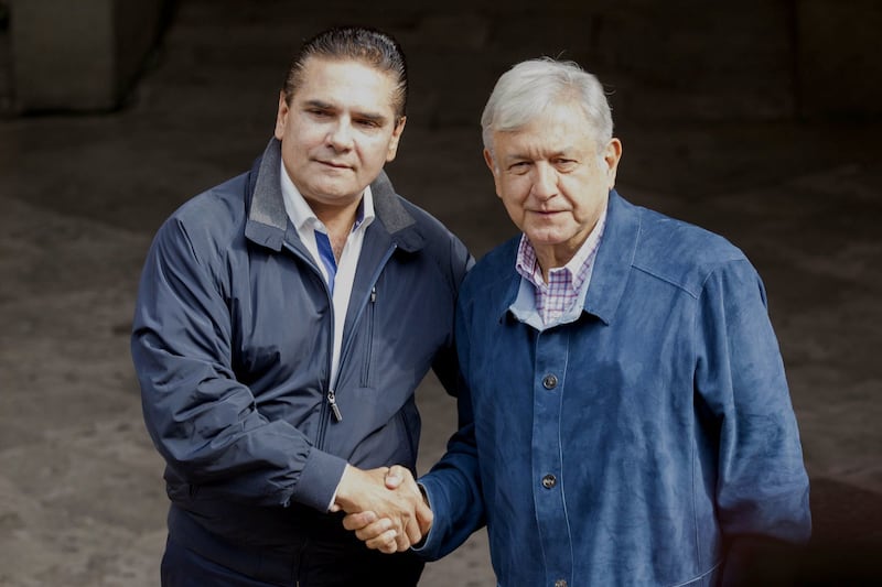 Silvano Aureoles Conejo ex gobernador de Michoacán con el ex presidente Andrés Manuel López Obrador.