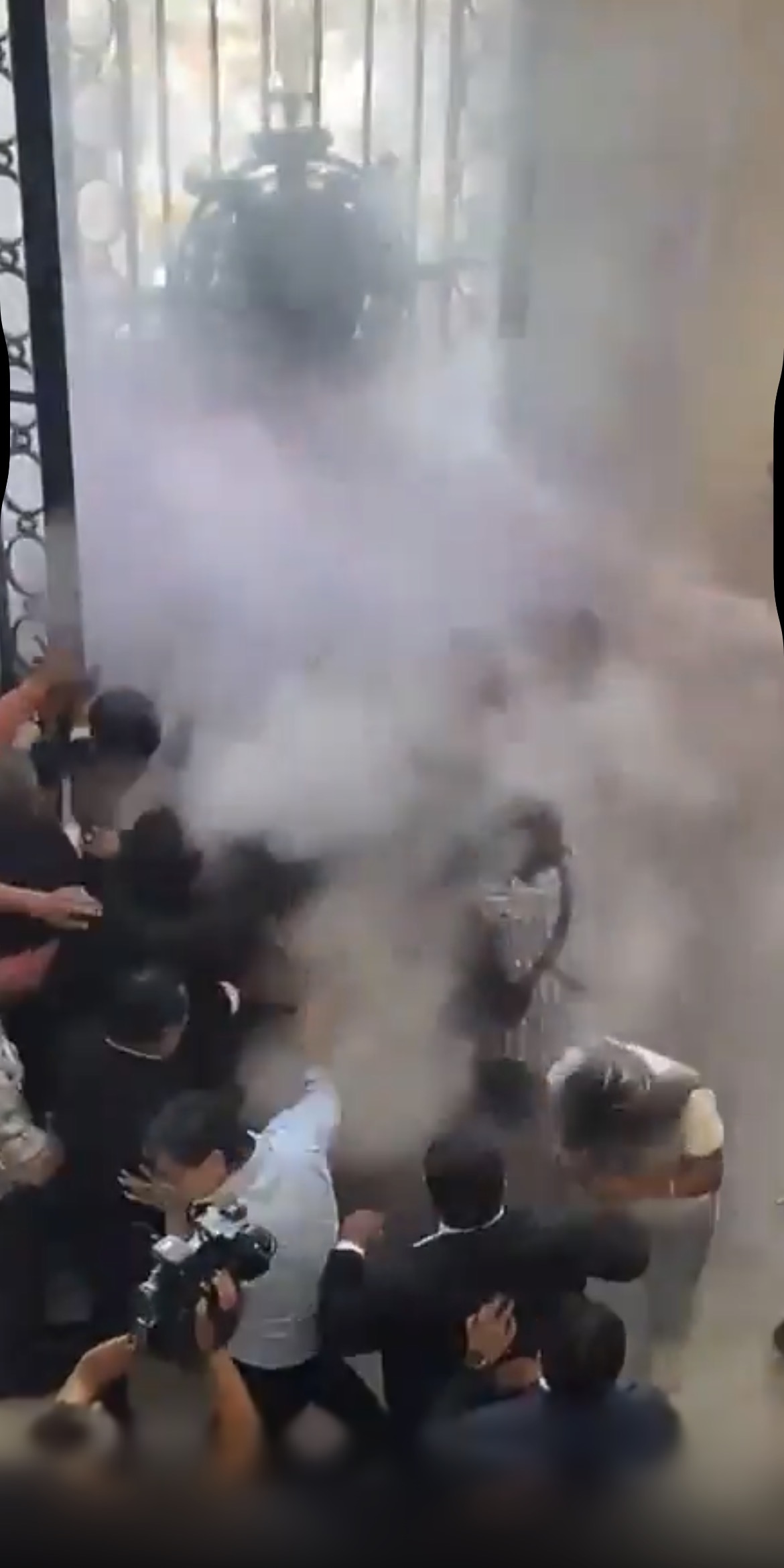 Zafarrancho en las puertas del Congreso de la Ciudad de México por mienbros de la Asamblea de Barrios.